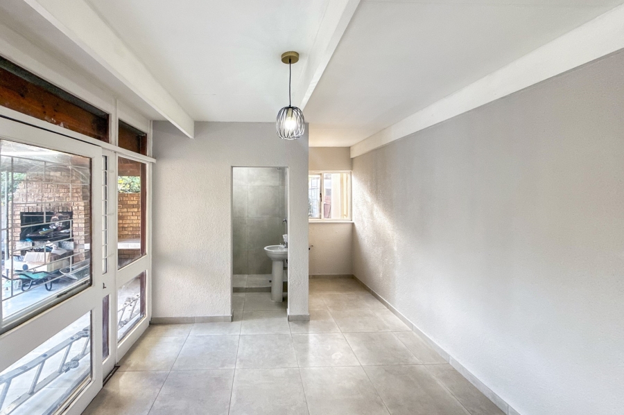 5 Bedroom Property for Sale in Monte Vista Western Cape